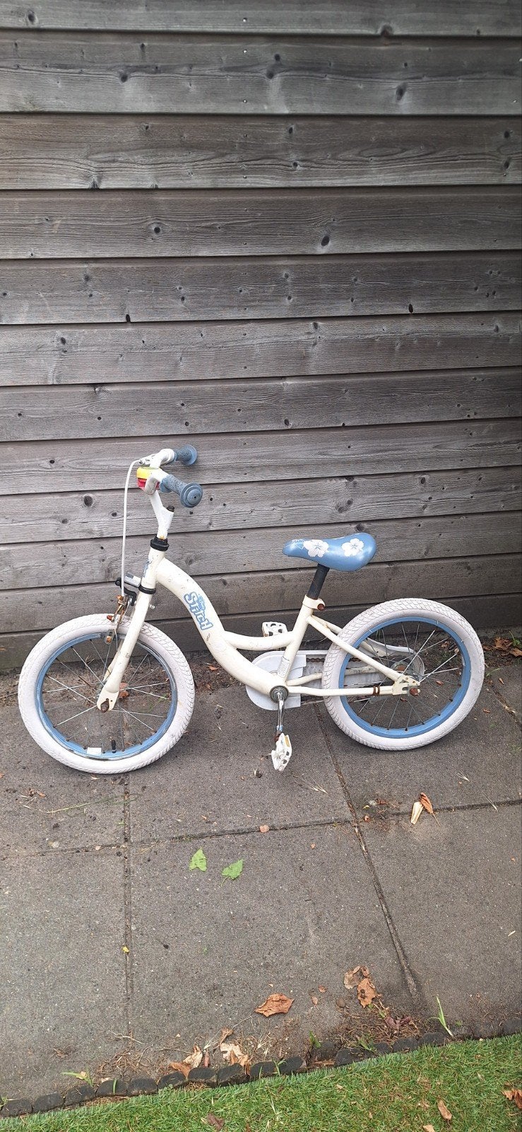 Kinderfiets wit/blauw  Stitch - 16 inch, Fietsen en Brommers, Fietsen | Kinderfietsjes, Ophalen, Gebruikt, 16 tot 20 inch