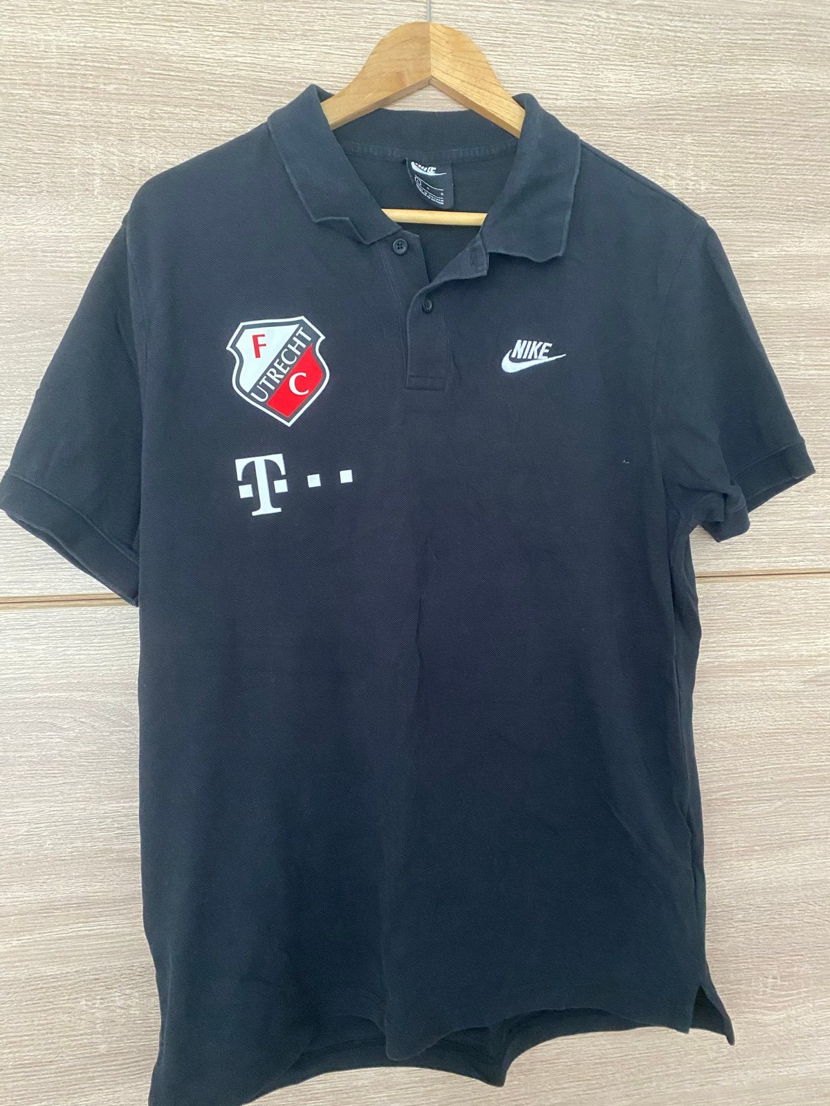 FC Utrecht Nike Polo Zwart Maat L - Recht uit het hart, Ophalen of Verzenden, Gedragen, Maat 52/54 (L), Zwart