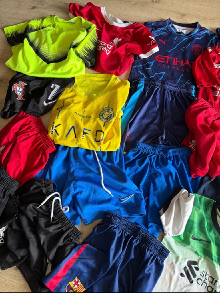 Voetbalkleding bundel kids - diverse maten en staten, Ophalen of Verzenden, Zo goed als nieuw, Jongen of Meisje