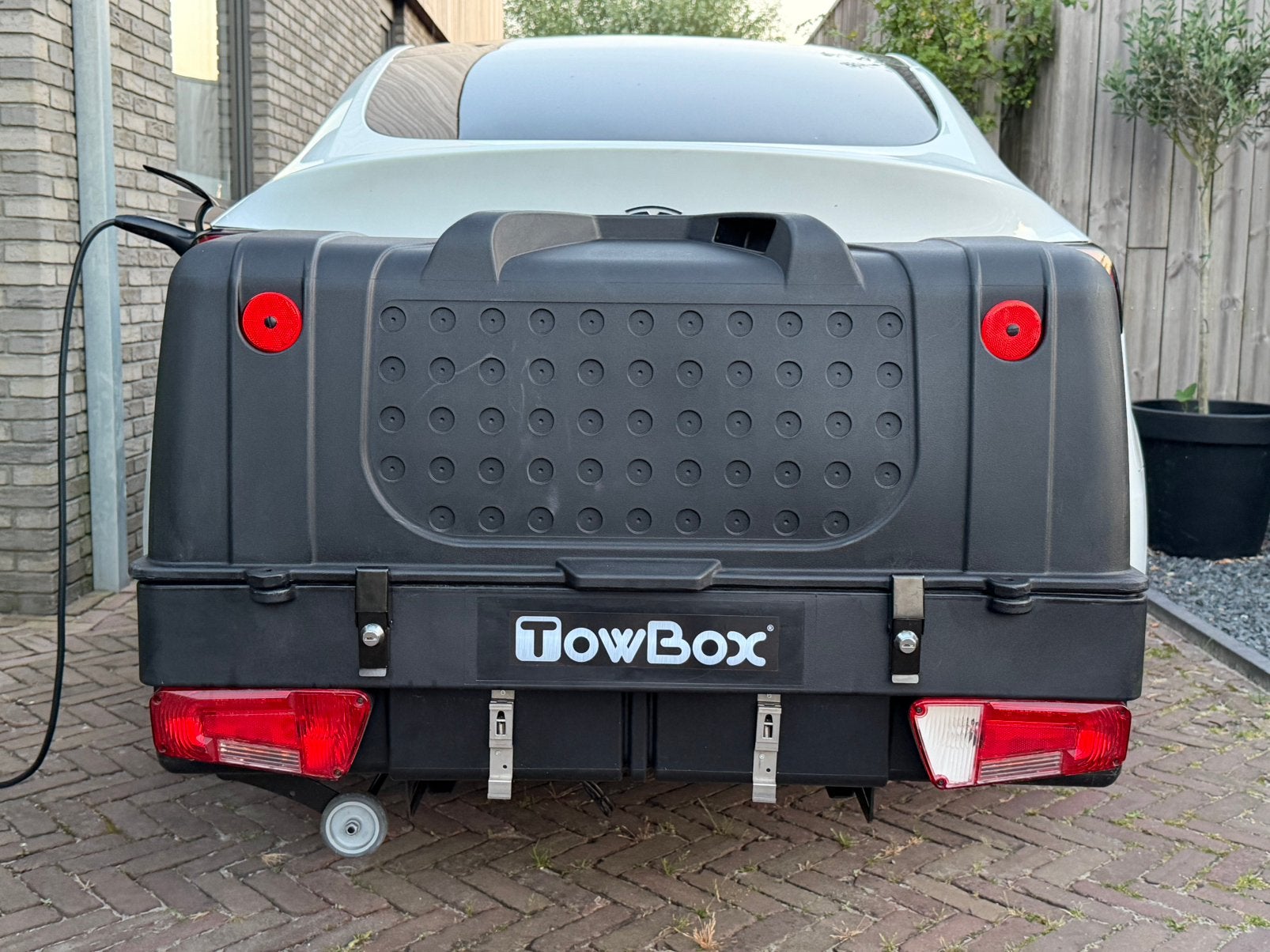 TowBox V1 trekhaakkoffer huren (300 liter) - Leeuwarden, Ophalen, Zo goed als nieuw