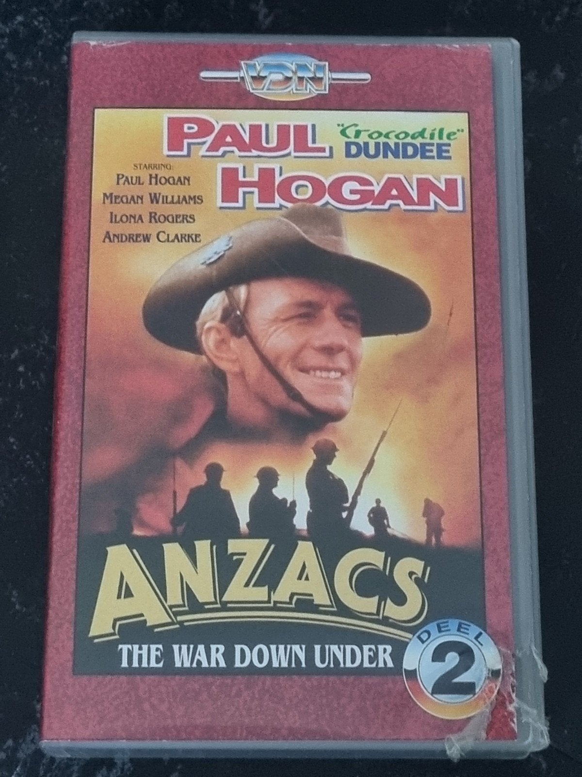 Anzacs: The War Down Under - Deel 2 (VHS) Paul Hogan, Cd's en Dvd's, Drama, Ophalen of Verzenden, Vanaf 12 jaar, VHS