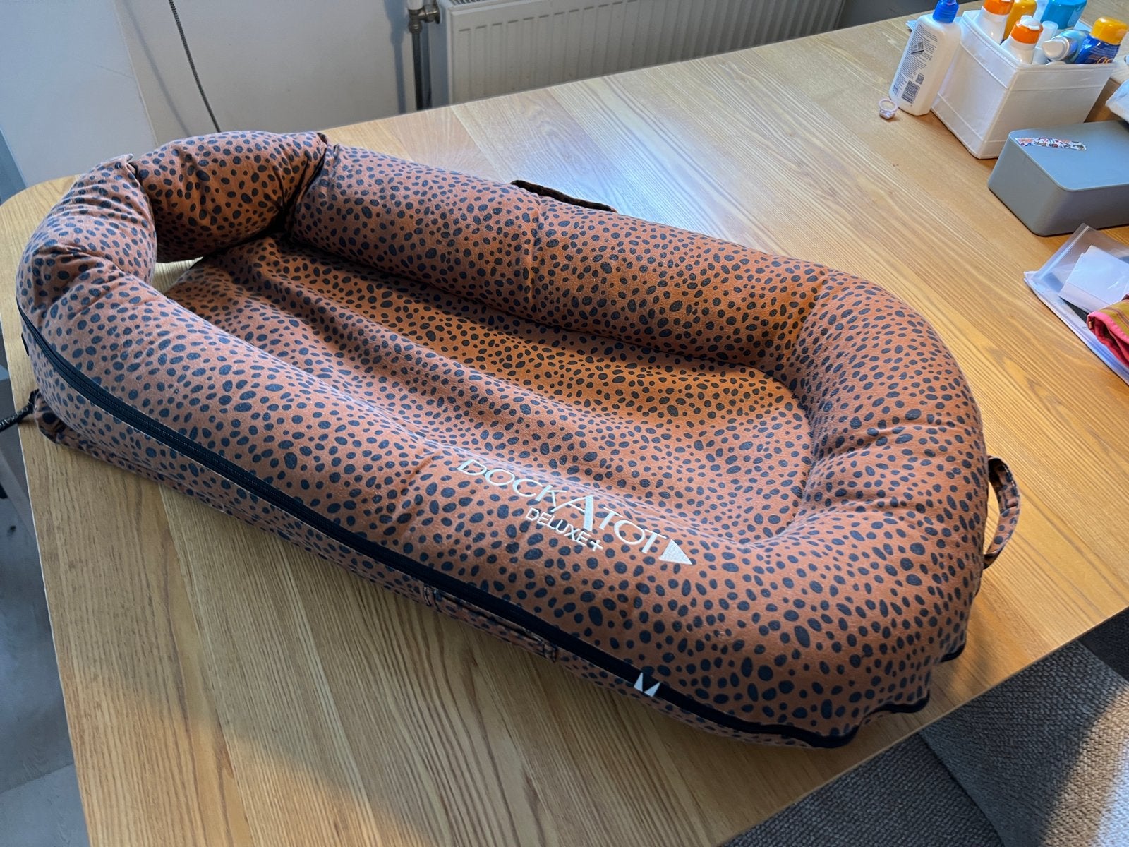 DockATot Deluxe+ Babynestje - Painted Spots, Ophalen of Verzenden, Zo goed als nieuw