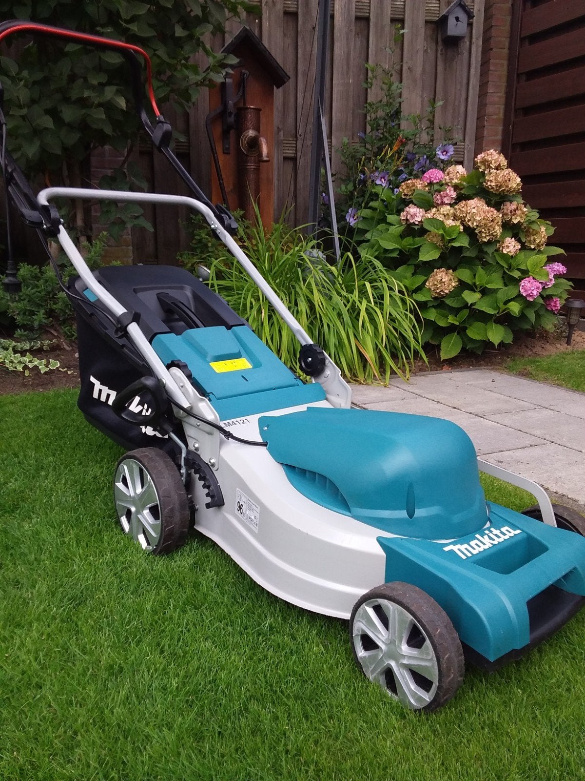GRASMAAIER ELEKTRISCHE. MAKITA. .ELM4121.met opvanbak, Ophalen, Cirkelmaaier, Zo goed als nieuw, Opvangzak