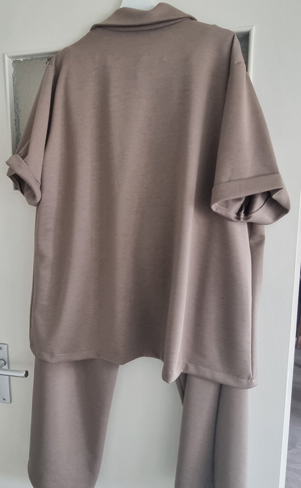 Nieuw Taupe 2-delig Broekpak Travelstof mt 48-52, Ophalen of Verzenden, Nieuw, Beige