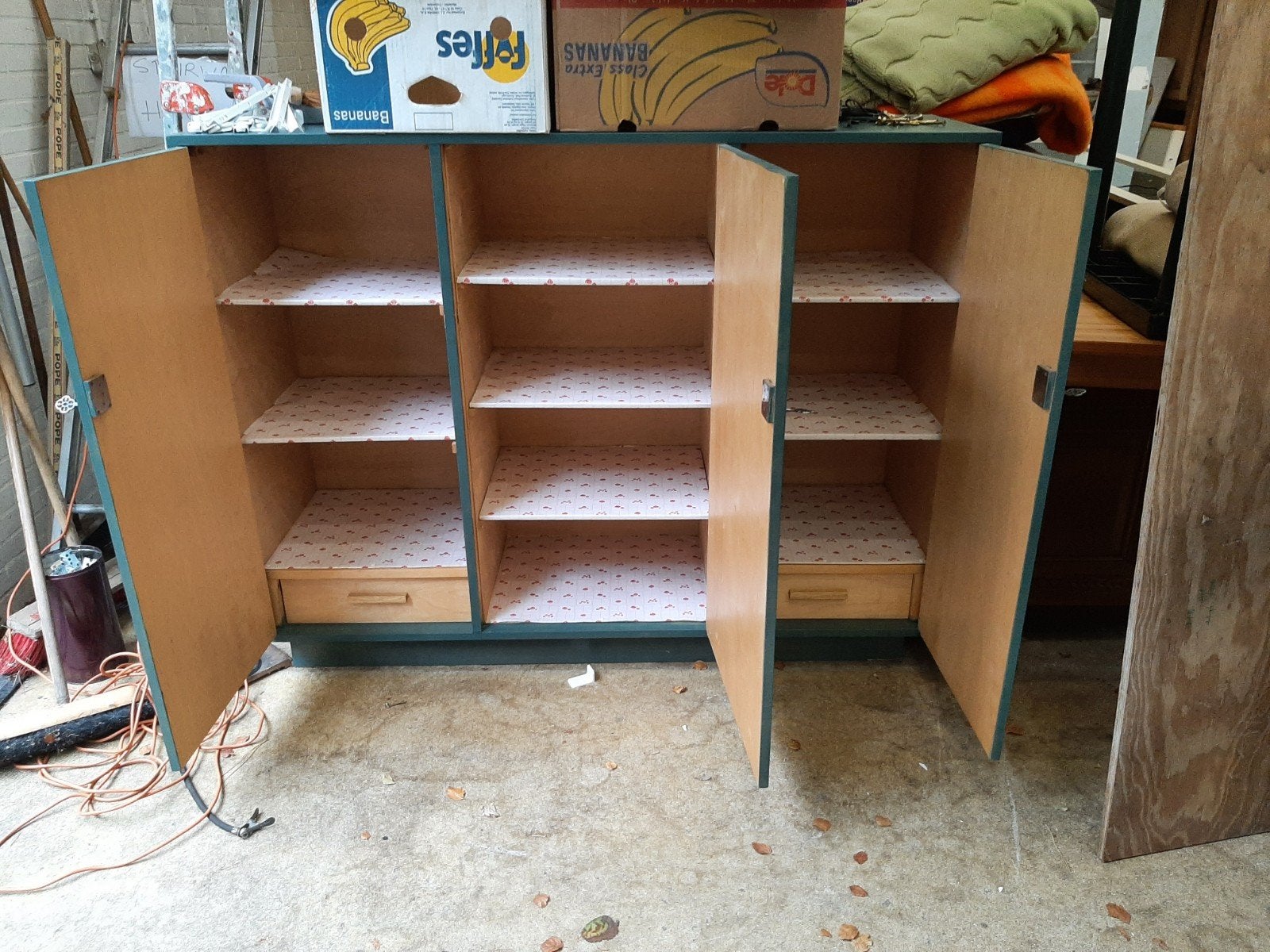 Groene houten kast met 3 deuren, 7 planken en 2 laden, Ophalen, Gebruikt