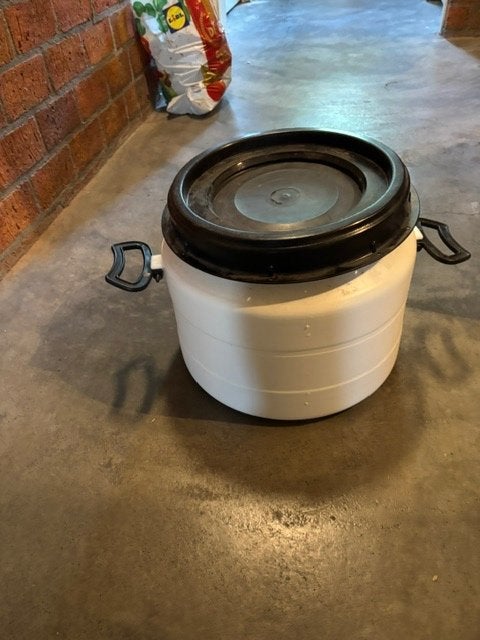 Voerton wit 32 liter, Dieren en Toebehoren, Dierenvoeding, Overige soorten, Ophalen