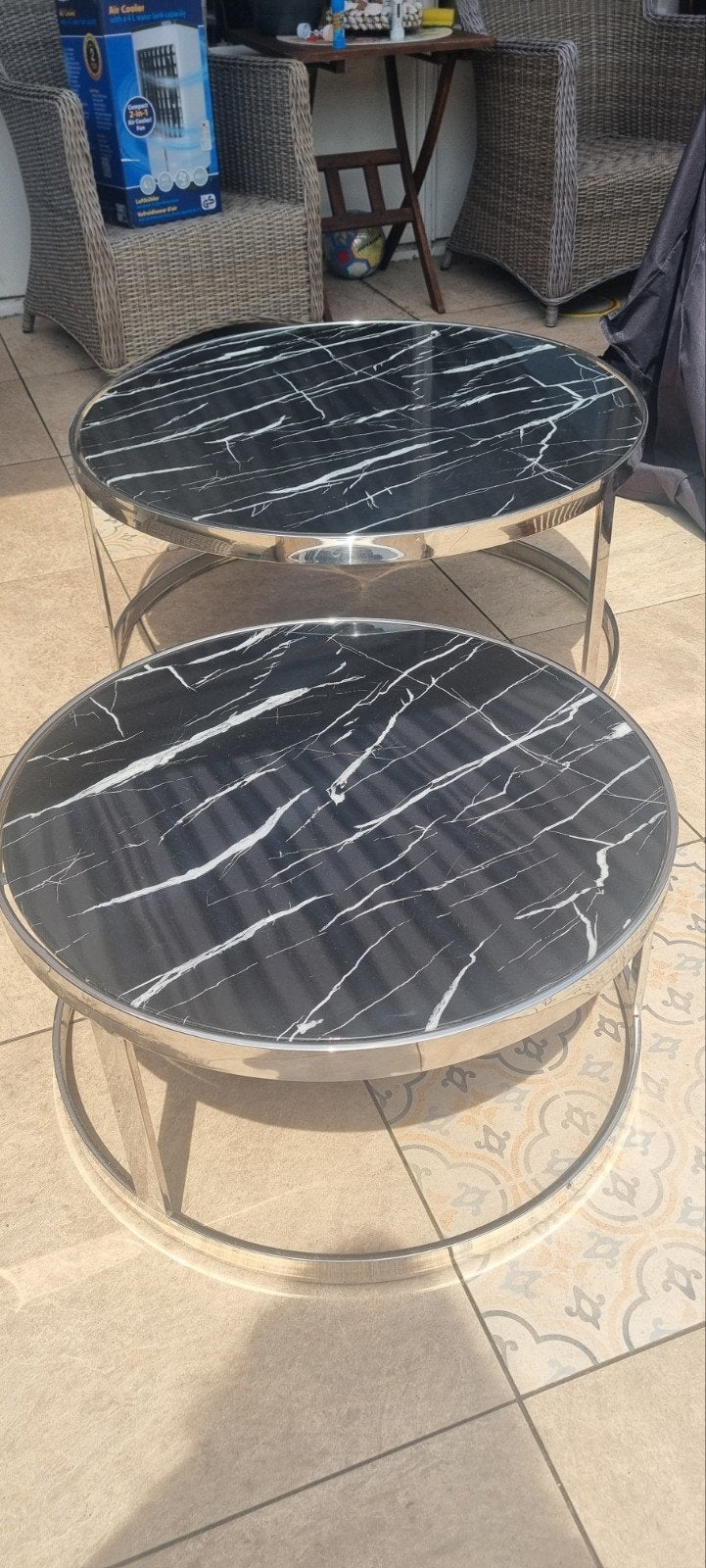Ronde salontafels met marmerlook glazen blad, Ophalen, 50 tot 100 cm, Modern, Industrieel, Zo goed als nieuw