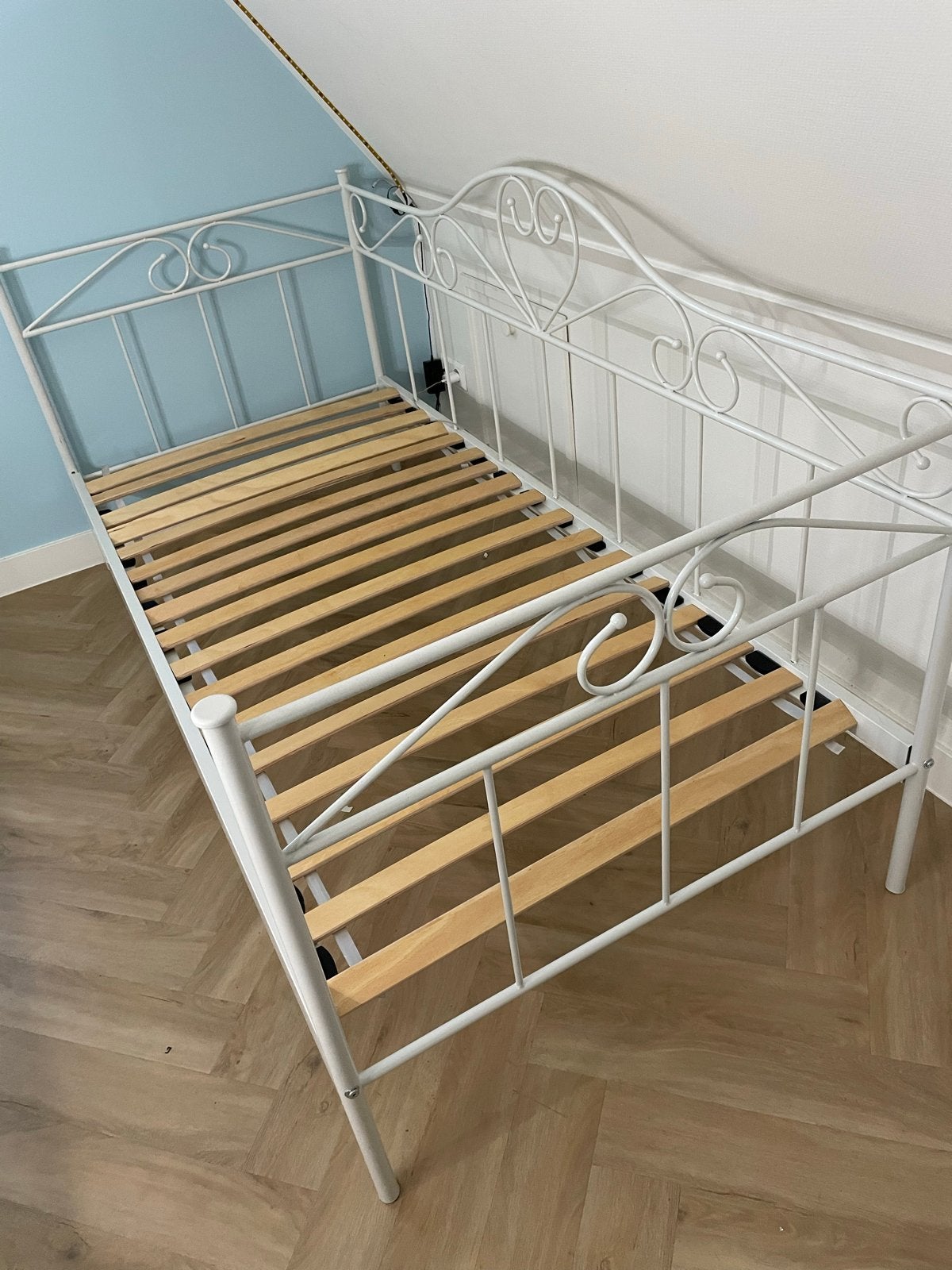 Wit metalen bed 90x200 met hartjes, incl. lattenbodem, Ophalen, Gebruikt, 90 cm, Eenpersoons