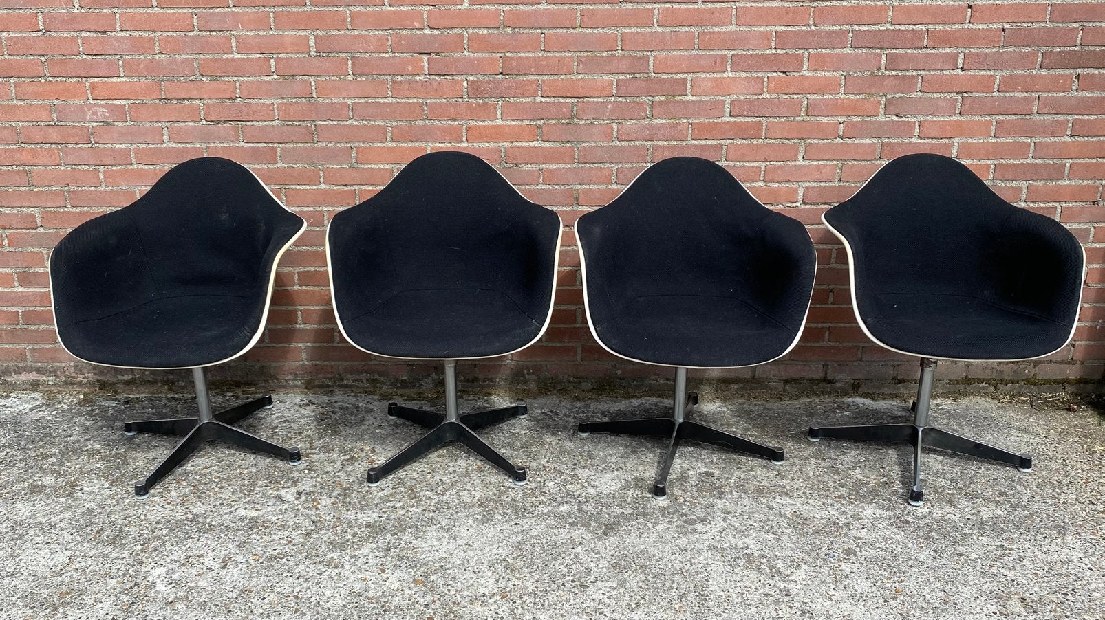 4 Charles Eames voor Herman Miller glasvezelkuipjes jaren 60, Ophalen, Zo goed als nieuw, Zwart, Stof