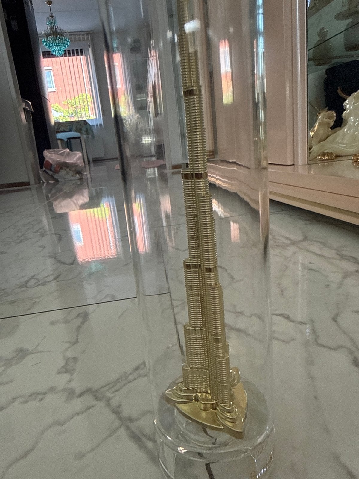 Burj Khalifa miniatuur in glazen cilinder, Ophalen of Verzenden, Zo goed als nieuw, Goud, Metaal