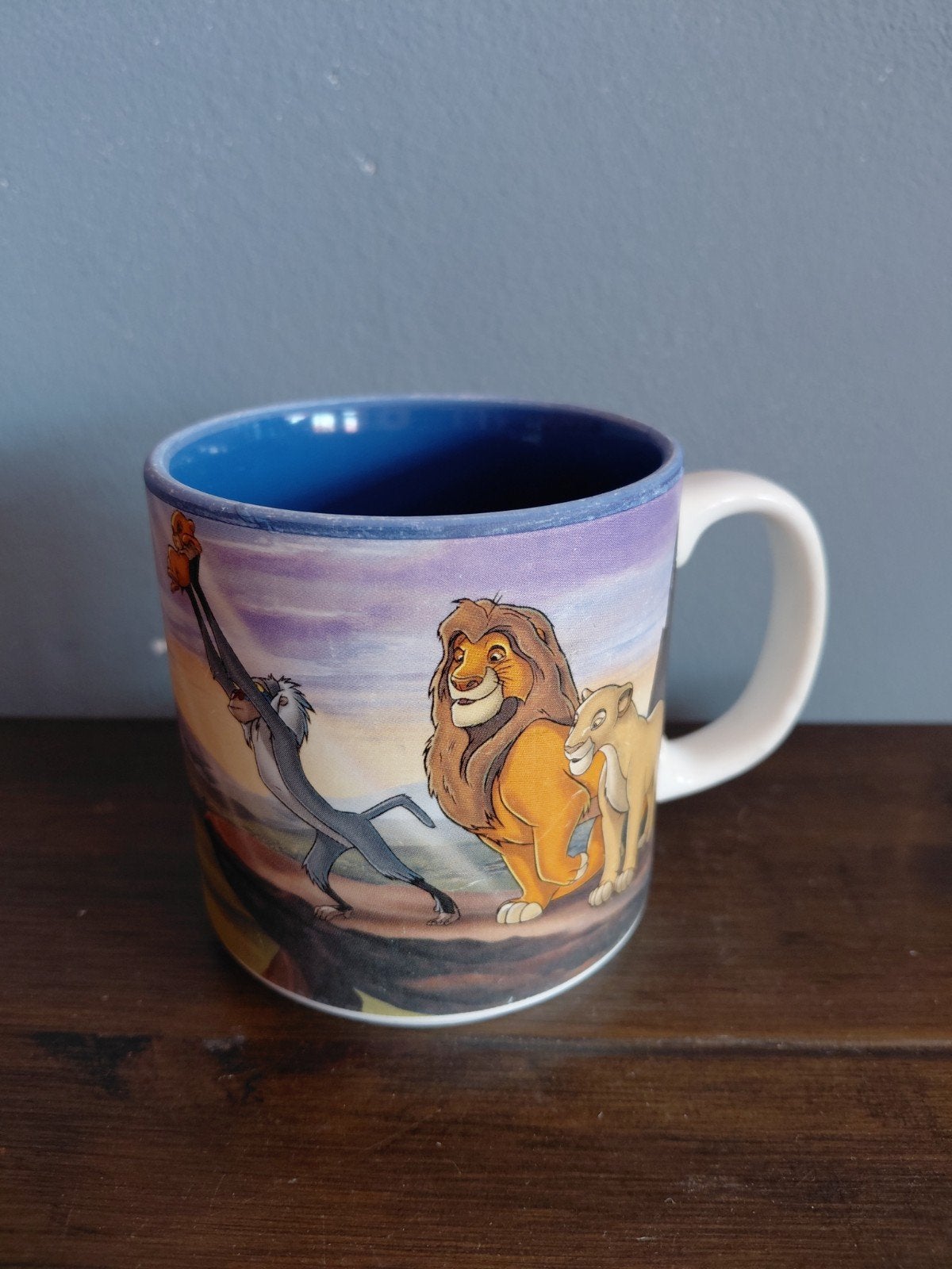 Retro The Lion King Koffiemok ! Pride Rock & Pumbaa - Disney, Ophalen of Verzenden, Leeuwenkoning of Jungle Boek, Gebruikt, Servies