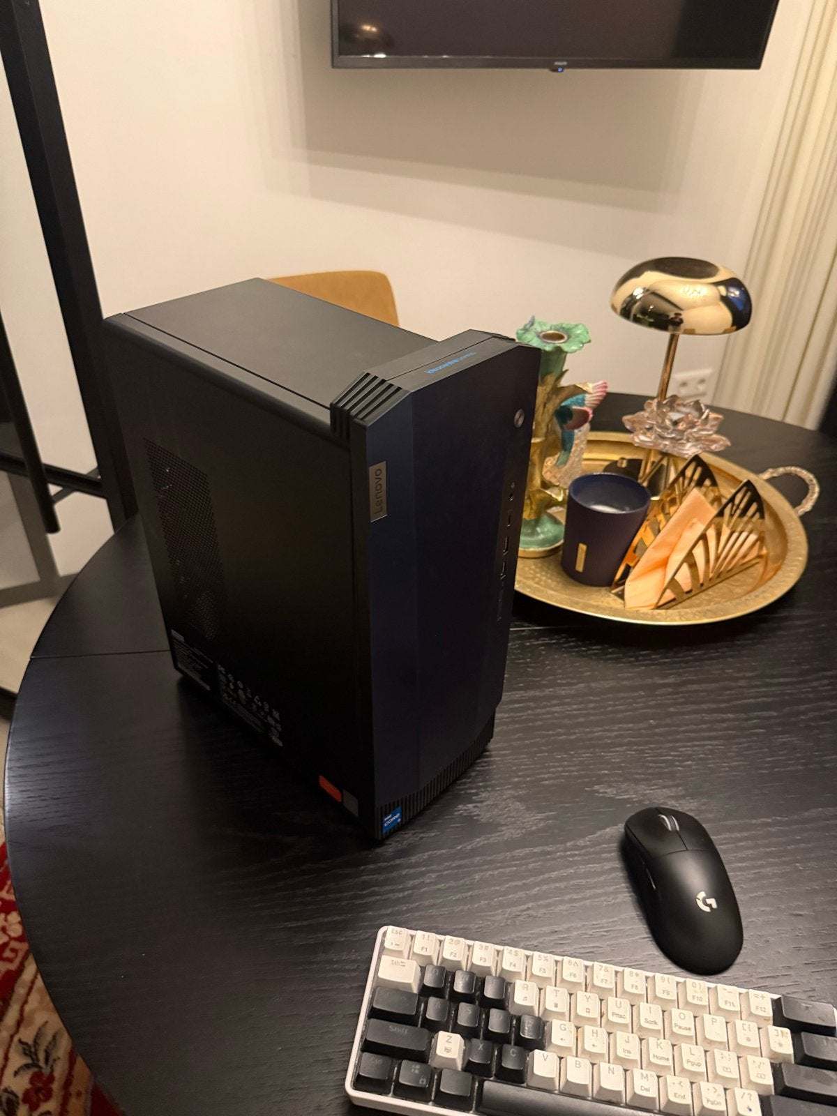 Lenovo Gaming PC met g pro superlight muis en keyboard