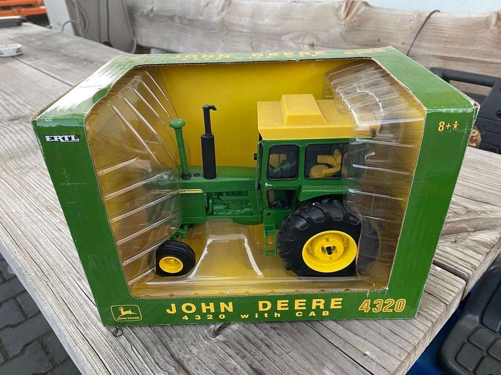 John Deere 4320 Plow City Farm Toys Show 2005 Ertl 1/16, Overige merken, Ophalen of Verzenden, Zo goed als nieuw, Groter dan 1:32
