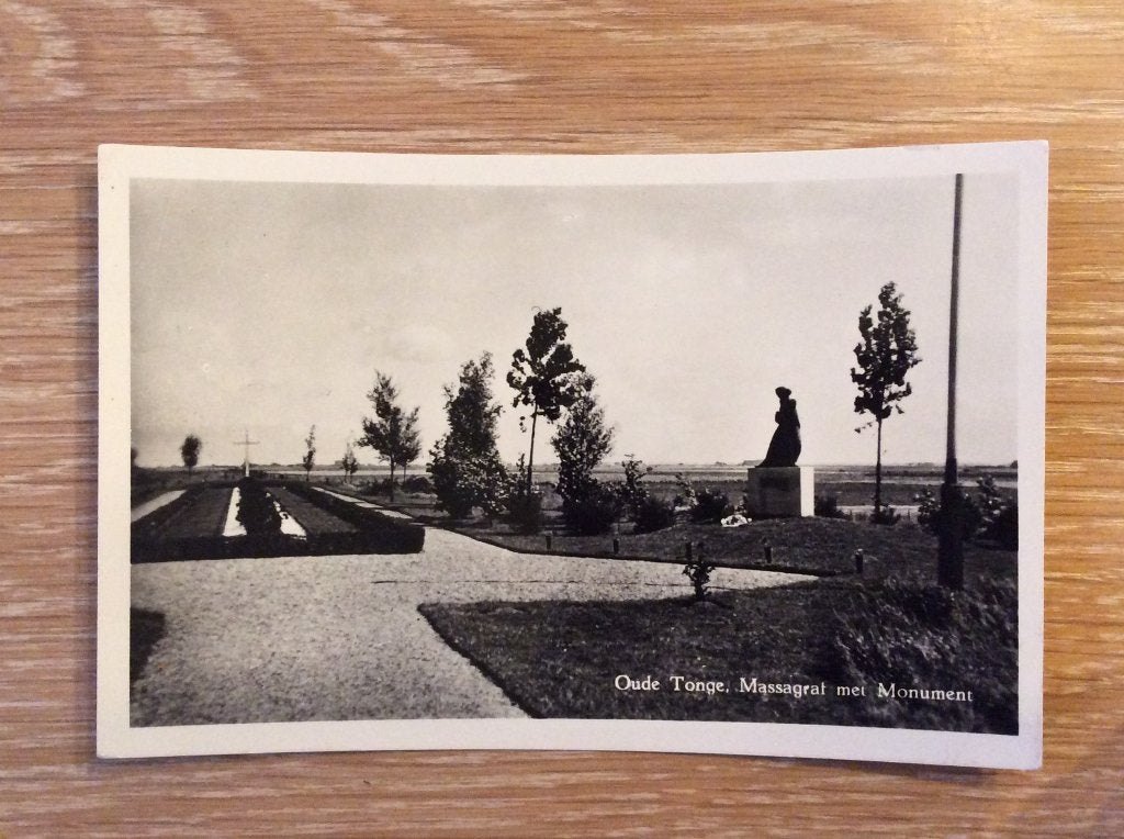 Oude Tonge, massagraf met monument, Ophalen of Verzenden, 1940 tot 1960, Gelopen, Zuid-Holland