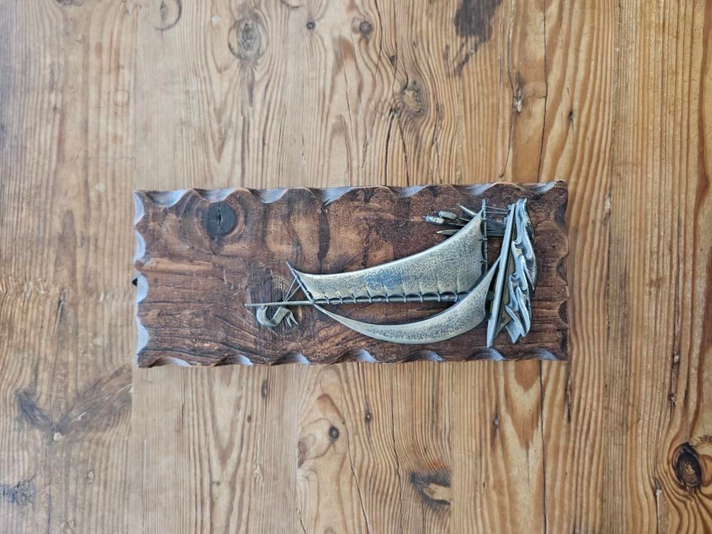 Decoratief metalen boot op houten paneel, Ophalen of Verzenden