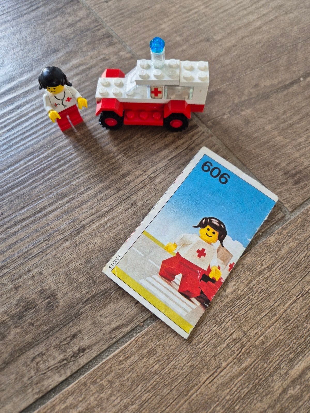 Vintage LEGO Ambulance 606 met figuur en instructies, Ophalen of Verzenden, Gebruikt, Overige merken