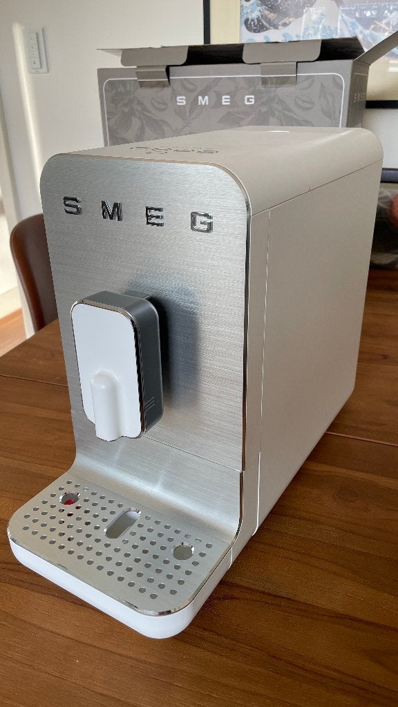 Smeg BCC01 Fully Automatic Espresso Coffee Machine, Witgoed en Apparatuur, Koffiezetapparaten, Ophalen, Afneembaar waterreservoir