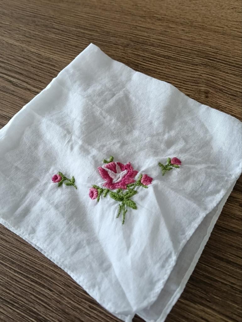 Fijn zakdoekje met geborduurde bloem erop, Ophalen of Verzenden