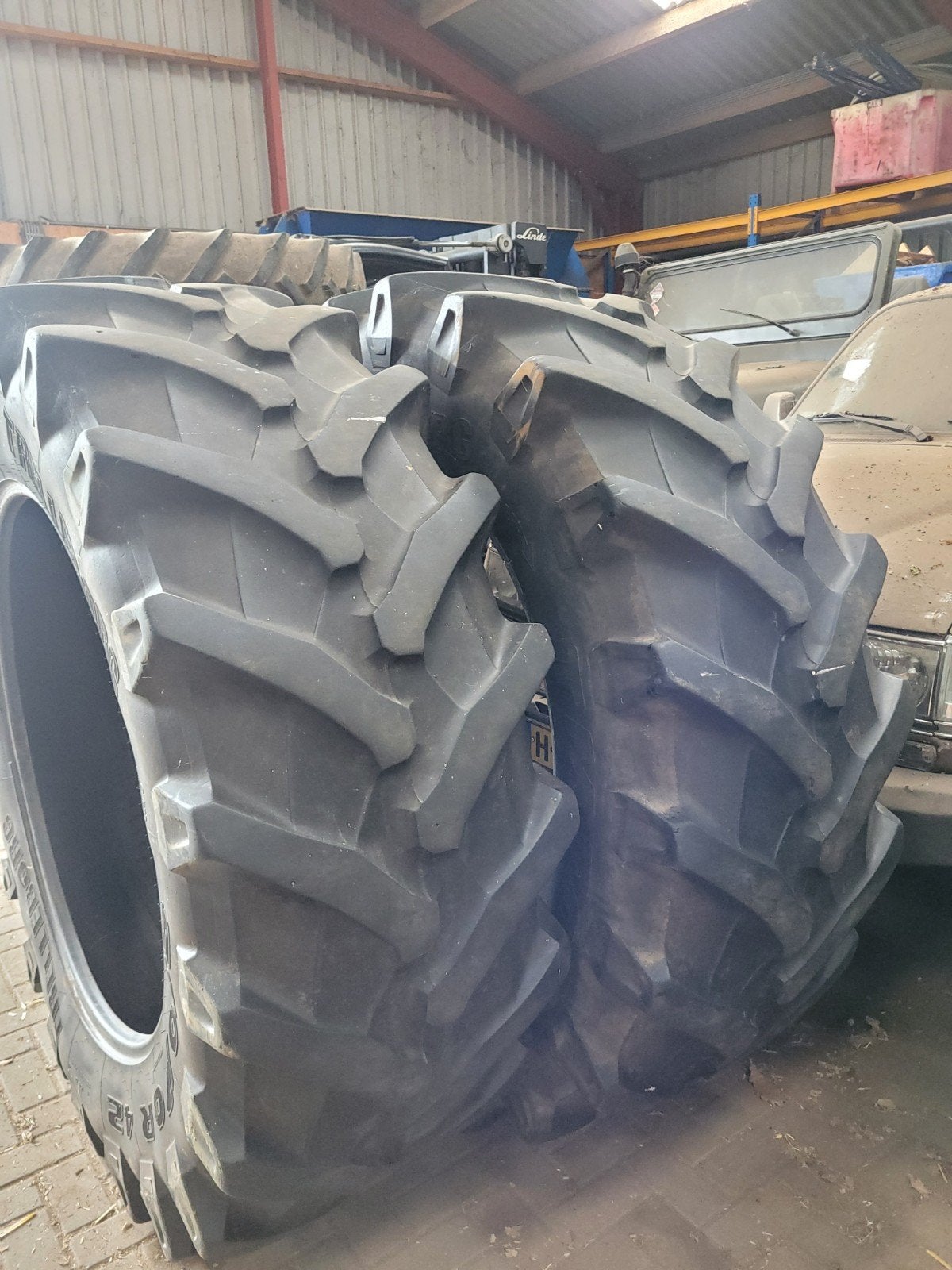 Banden 580/70r42 en hydraulische cilinder, Ophalen