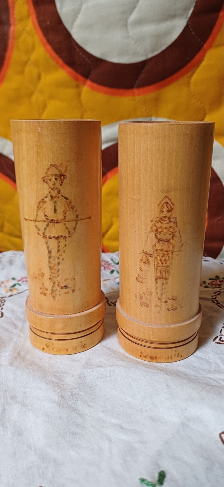 Set van 2 vintage Roemeense houten bekers met gravures, Ophalen