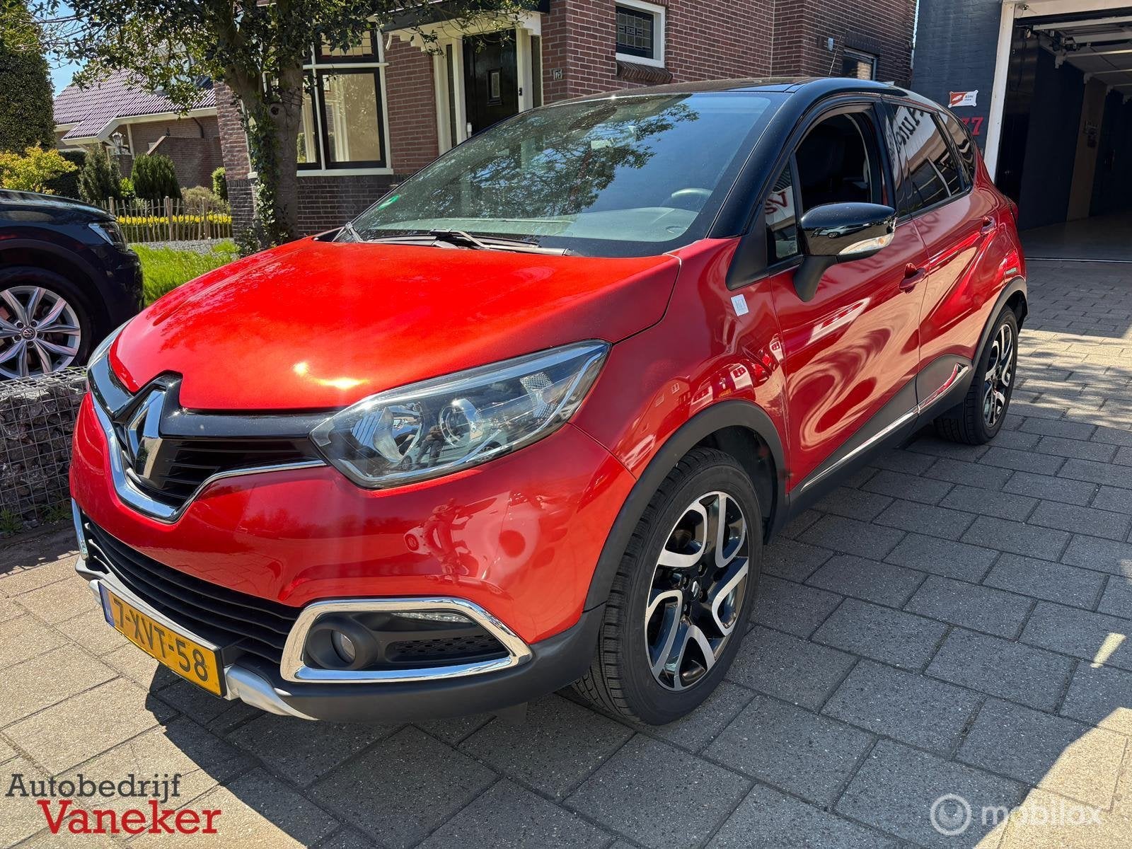 Renault Captur 0.9 TCe Helly Hansen|Dealer|Trekhaak, Voorwielaandrijving, Gebruikt, Zwart, Leder en Stof