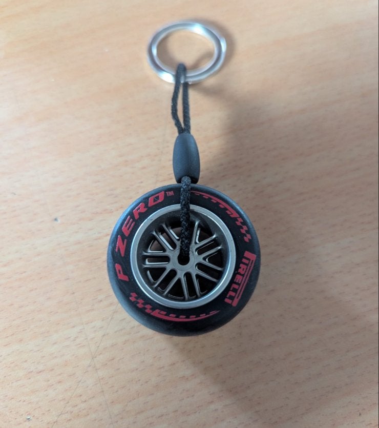 Pirelli F1 2026 Tyre Sleutelhanger - Rood nieuw, Verzamelen, Ophalen of Verzenden, Nieuw, Sport