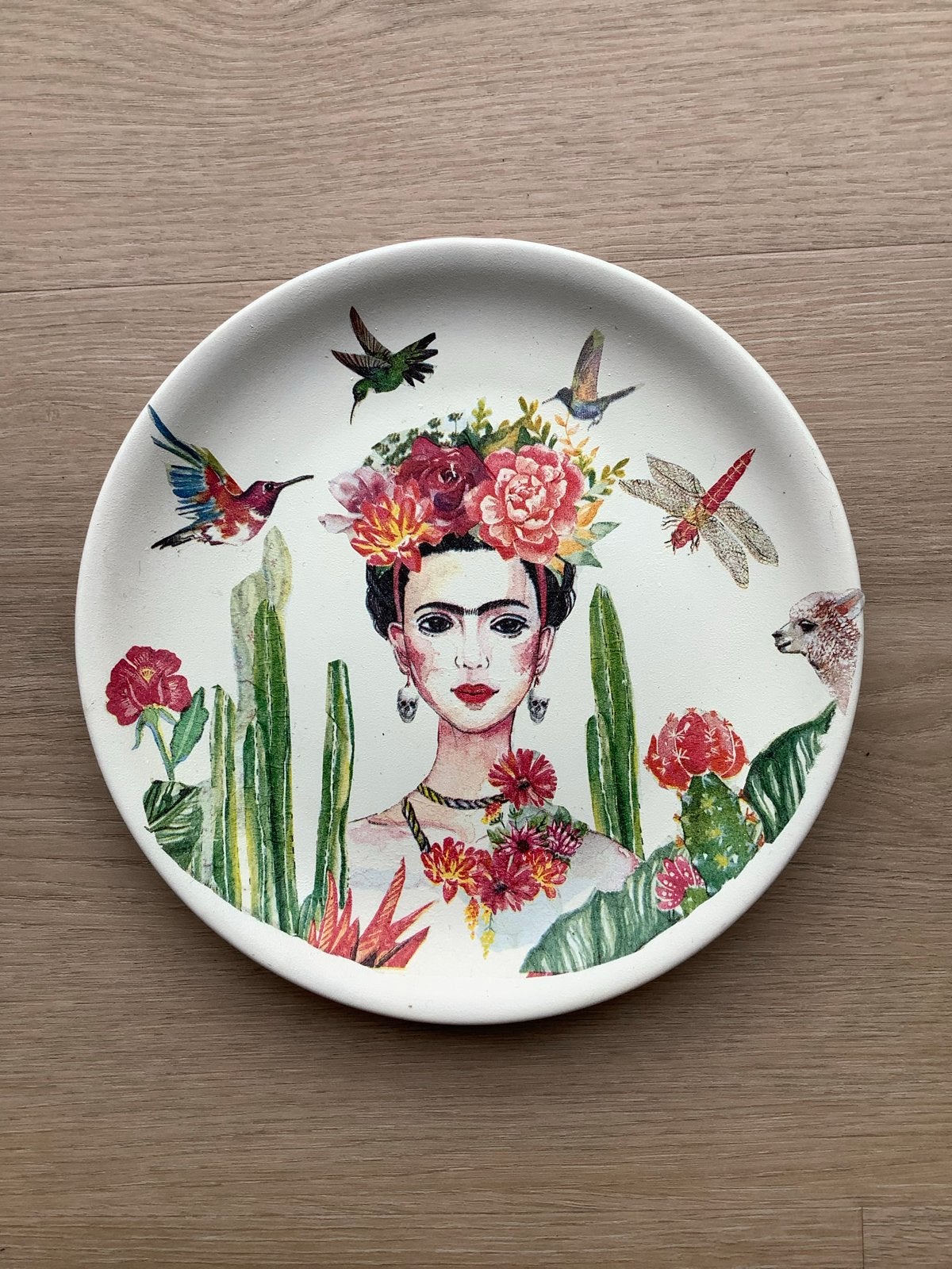 Wandbordje Decoupage Frida Kahlo Stijl - 19,5 cm, Gebruikt, Meerkleurig, Steen/keramiek, Ophalen of Verzenden