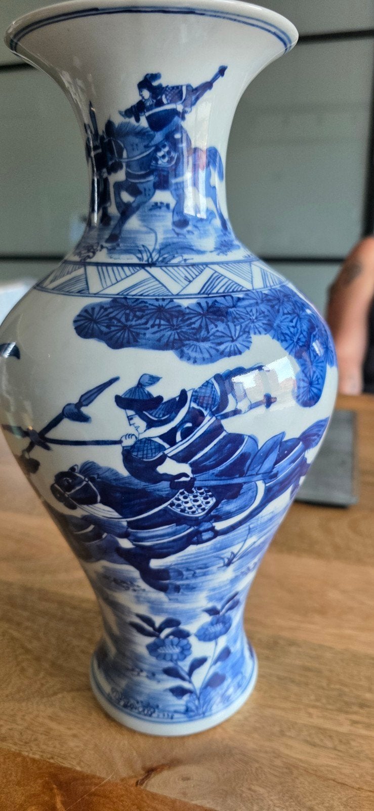 Klassieke Chinese blauw-wit porseleinen vaas - Strijders te, Ophalen of Verzenden