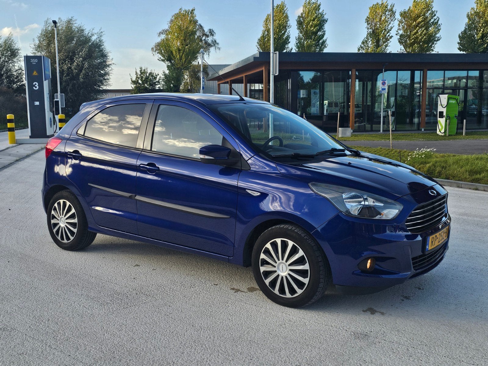 Ford Ka+ 2017 Blauw Weinig km., Auto's, Stof, 40 €/maand, Ka, Blauw