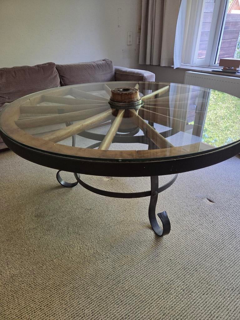 Karakteristieke salontafel van wagenwiel met glazen blad, Huis en Inrichting, Ophalen, Landelijk, Industrieel, Rustiek, Rond, Glas