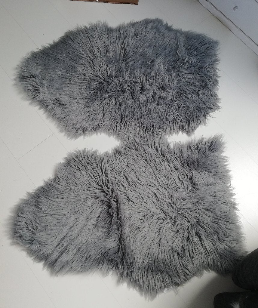2 grijsblauwe imitatie bont vachtjes, 58 cm, 90 cm, Ophalen of Verzenden, Zo goed als nieuw