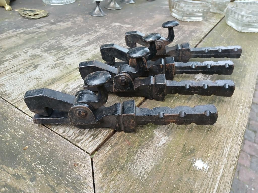 Antieke gietijzeren deurvastzetters/luikenhouders (4 stuks), Ophalen of Verzenden