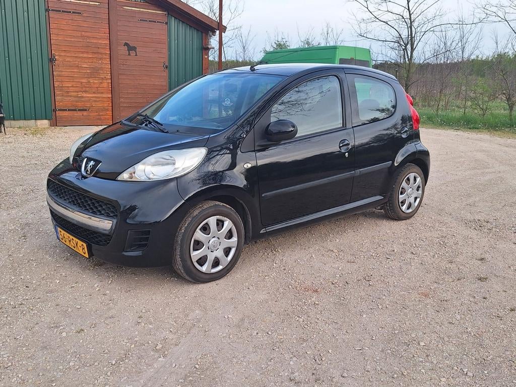 Peugeot 107 1.0 12V 5DR 2011 Zwart, Auto's, Voorwielaandrijving, Zwart, 4 stoelen, Origineel Nederlands