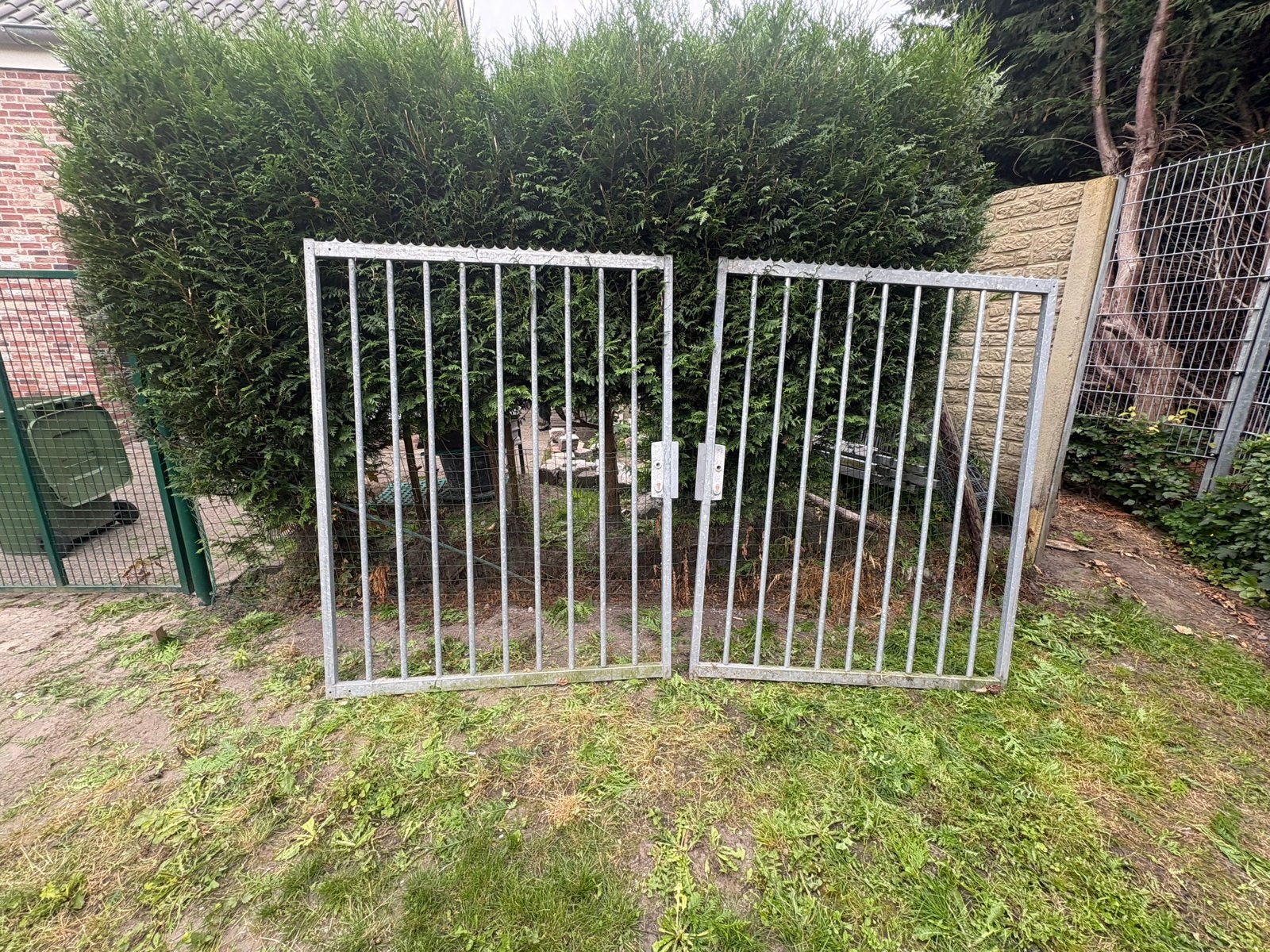 2x Grijze poort met scherpe punten en palen, Ophalen, Met poort, Gebruikt, Spijlenhekwerk