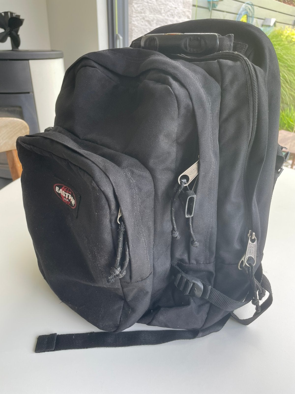 Zwarte eastpak tas met 3 vakken, Verzenden, Zo goed als nieuw, Eastpak, 30 tot 45 cm