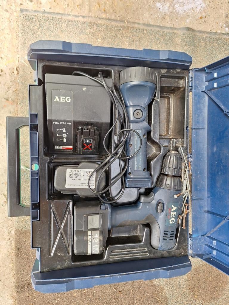 AEG Accuboormachine met kapote accu, Ophalen of Verzenden, Gebruikt, Minder dan 400 watt, Boor- en Schroefmachine
