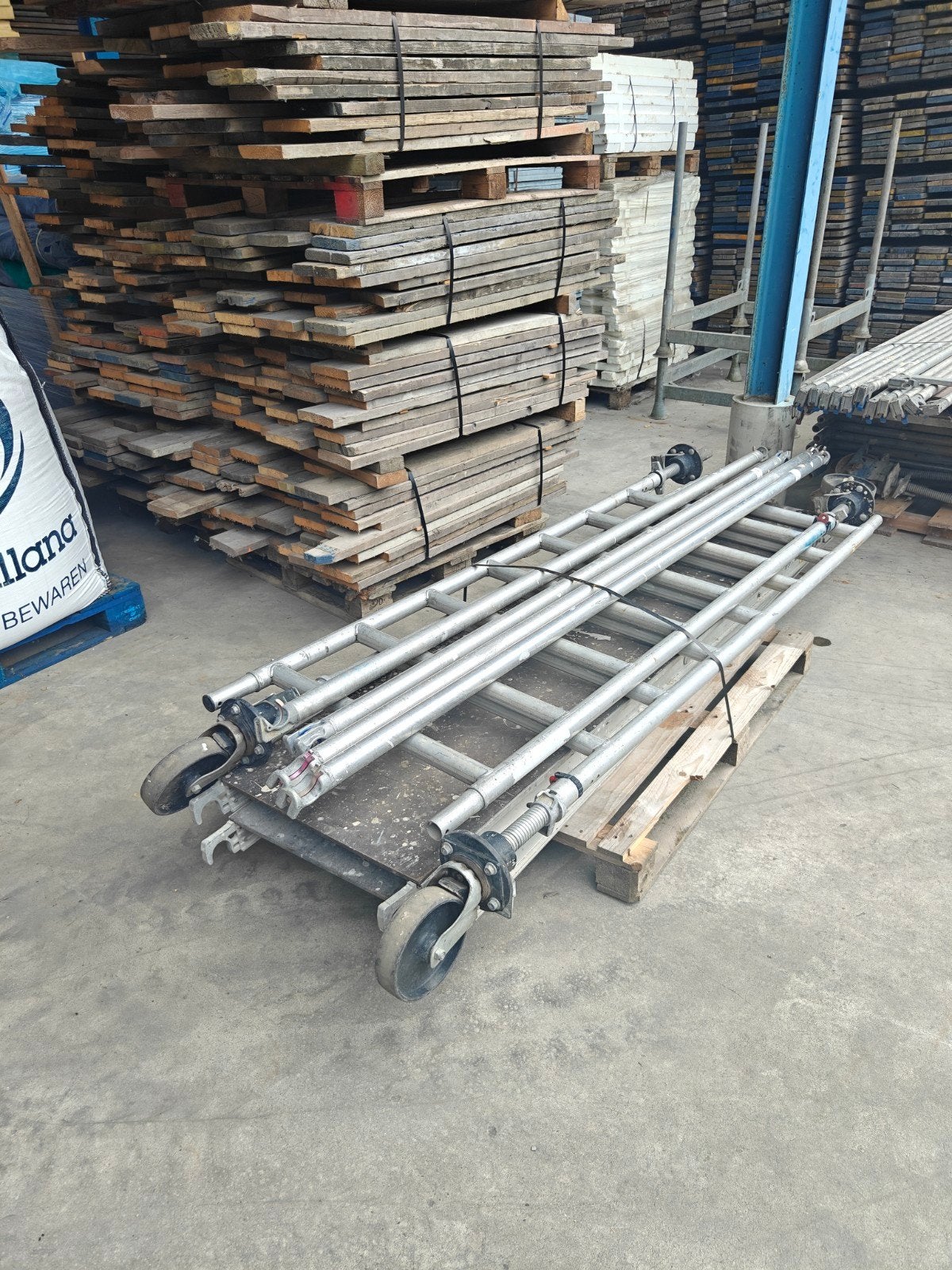 Smal steiger ,weinig gebruikt,opbouw of kamersteiger., Ophalen, Zo goed als nieuw, Rolsteiger of Kamersteiger, Minder dan 2 meter