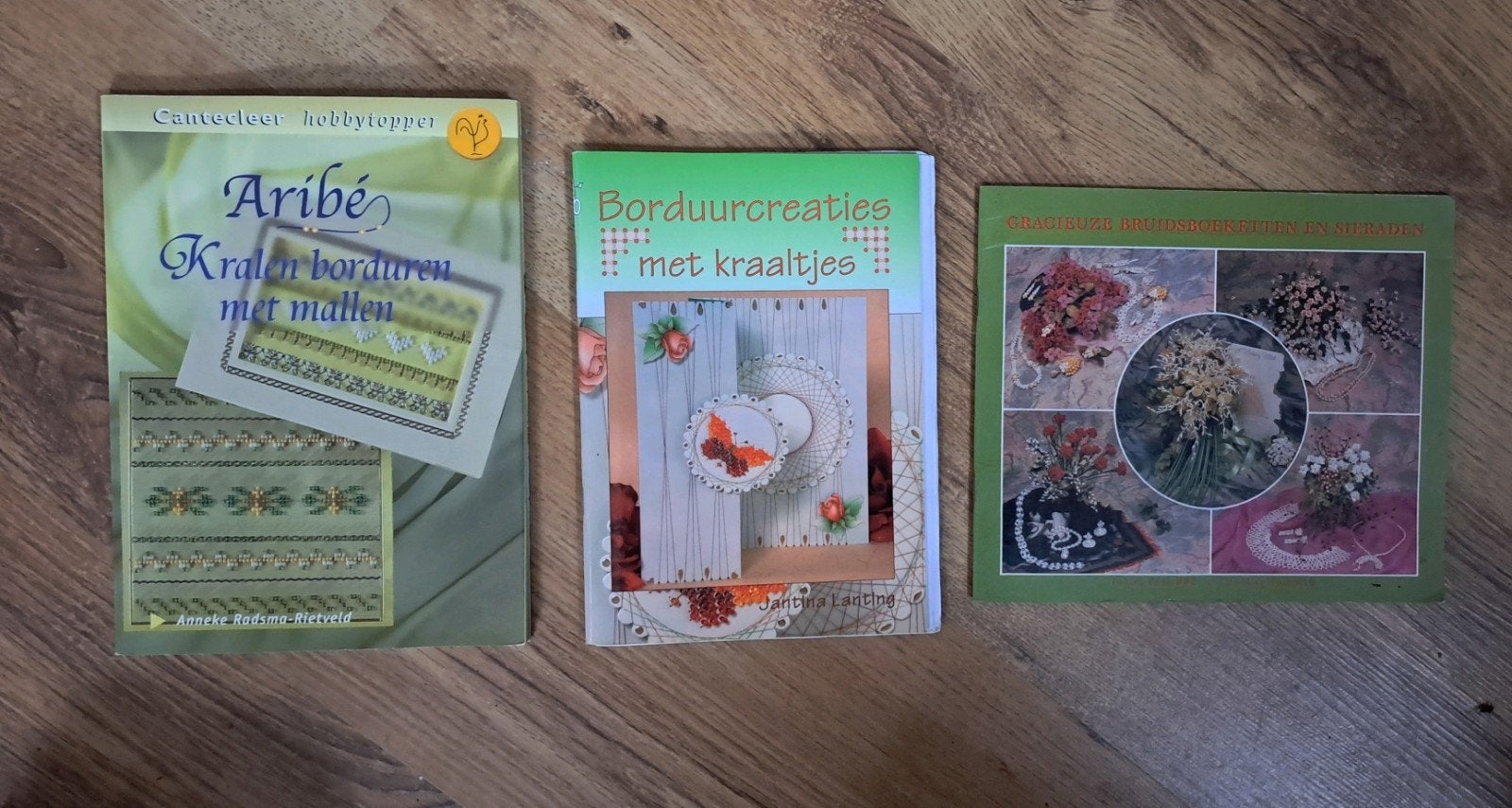 Boeken over borduren, sieraden maken en knutselen, Gelezen, Diverse auteurs, Ophalen of Verzenden, Borduren en Naaien