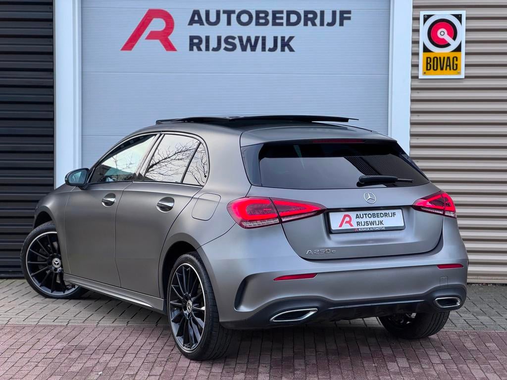 Mercedes-Benz A-klasse 250 e AMG Line Pano/360/Memory/Sfeer, Auto's, 12 maanden, Gebruikt, 4 cilinders, Alcantara