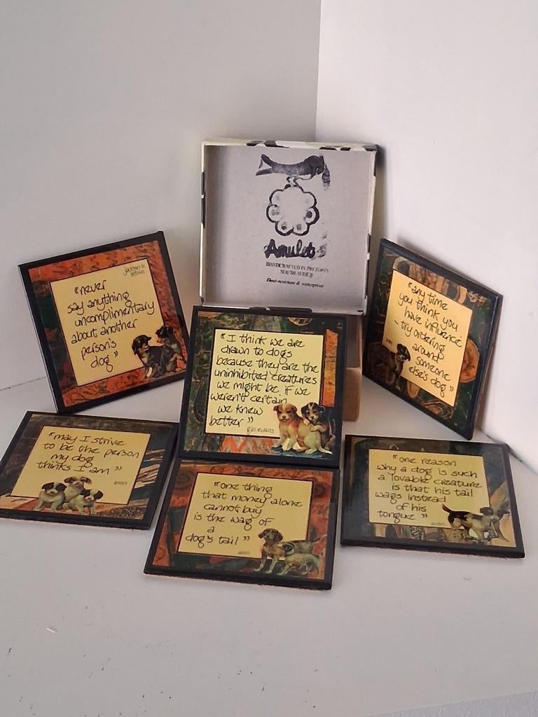 Set 6 Onderzetters - Hondencitaten - Amulet Pretoria Afrika, Ophalen of Verzenden, Zo goed als nieuw, Glas of Kopje