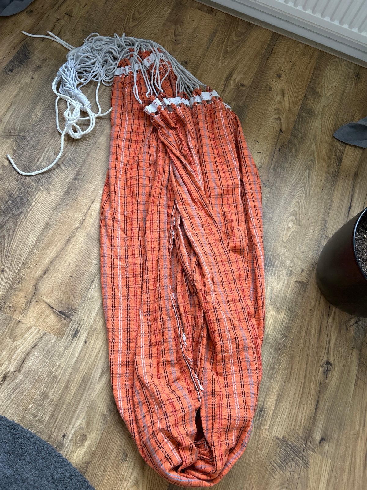Oranje hangmat met kleurrijke stiksels en witte touwen, Ophalen, Zo goed als nieuw, Eenpersoons, Binnen