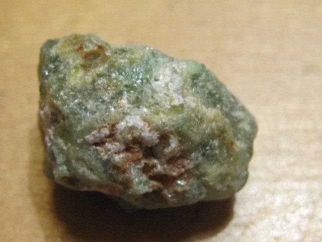 min. 2x grotere ruwe edelsteen TSAVORIET (5), Verzenden, Mineraal