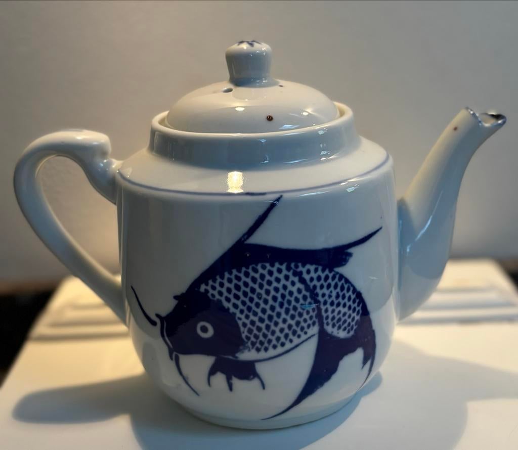 Chinese Theepot met Koikarper motief, Ophalen of Verzenden