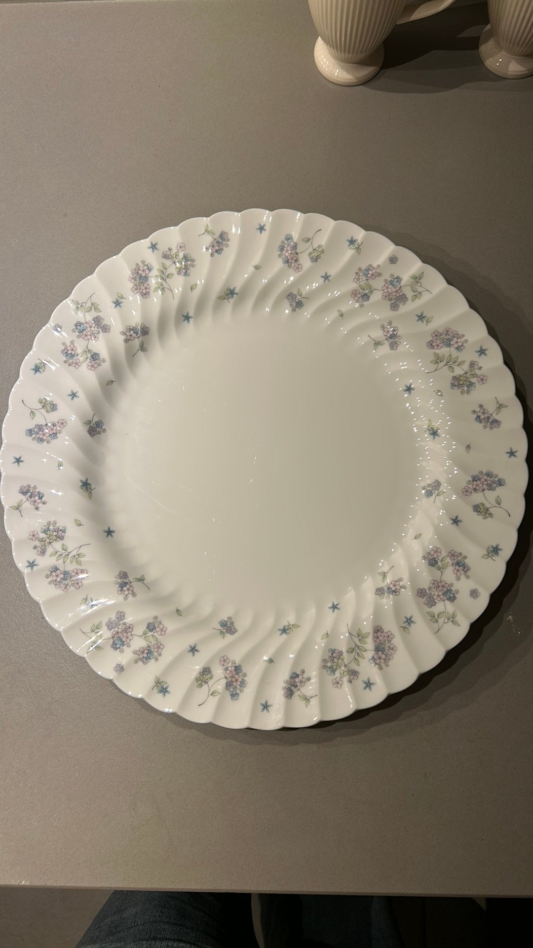 Prachtige schaal wedgewood april flowers, Huis en Inrichting, Overige materialen, Decoratieve rand, Rond, Ophalen of Verzenden