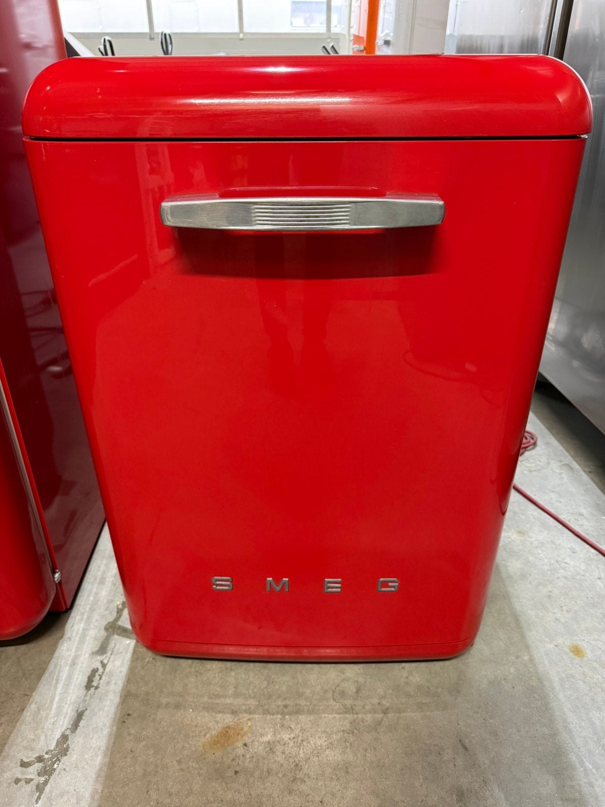 Mooie rode Smeg koelkast met bijpassende Smeg vaatwasser, Witgoed en Apparatuur, Bella, 200 liter of meer, 60 cm of meer, Met aparte vriezer