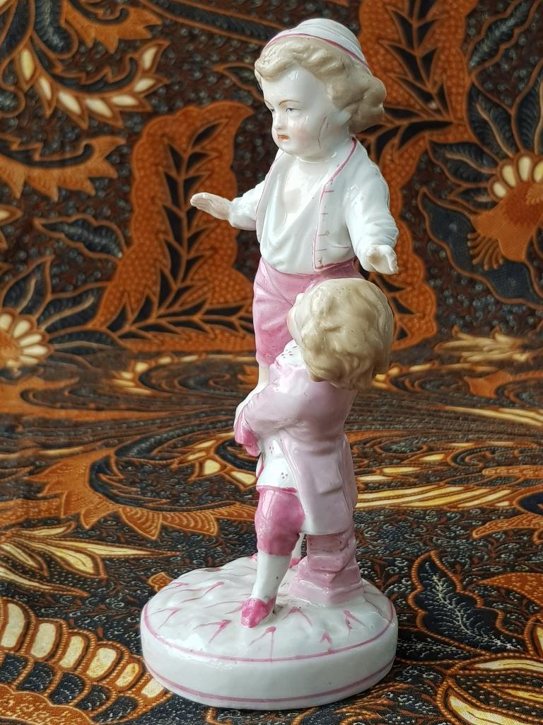 Spelende jongens mooi antiek beeldje uit Duitsland 15,8 cm., Antiek en Kunst, Ophalen of Verzenden