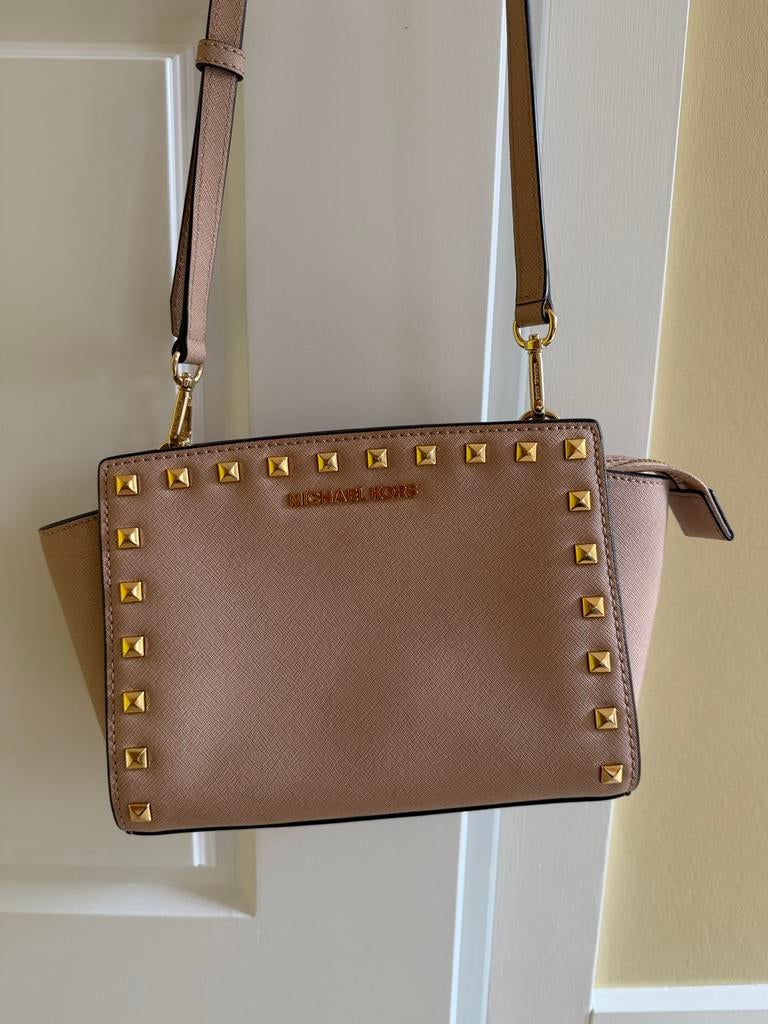 Michael Kors Schoudertas Beige met Goudkleurige Studs, Ophalen of Verzenden, Zo goed als nieuw, Beige, Overige merken