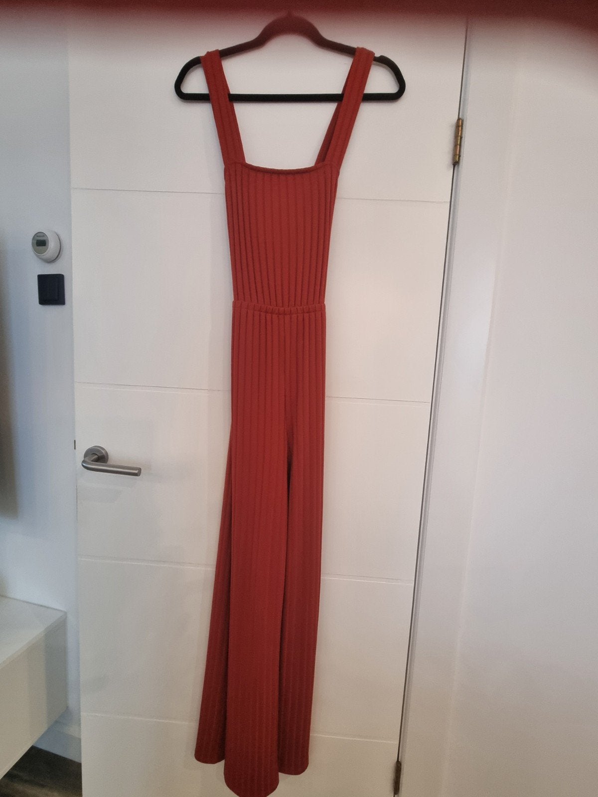 Ribgebreide rode jumpsuit met wijde pijpen en knoopdetails, Kleding | Dames, Jumpsuits, Rood, Ophalen, Maat 38/40 (M), Onbekend