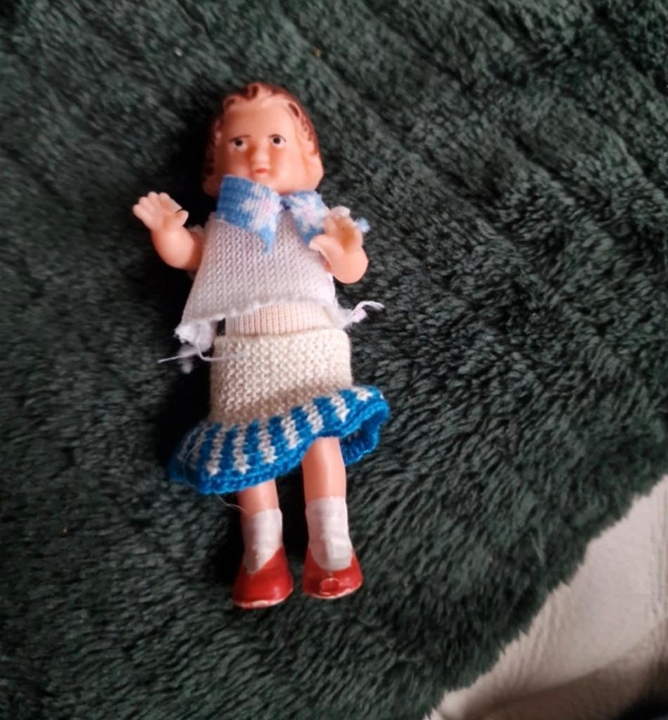 Vintage Ati popje 8 cm met gebreide kleding, Ophalen of Verzenden, Gebruikt
