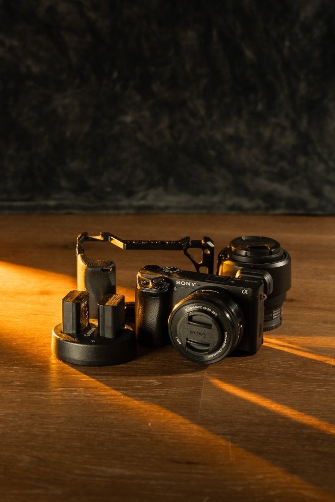 Sony A6400 met cage, batterijen, 2 lensen  (21786 clicks), Ophalen, Kantelbaar/draaibaar scherm, Bodydop, Zo goed als nieuw